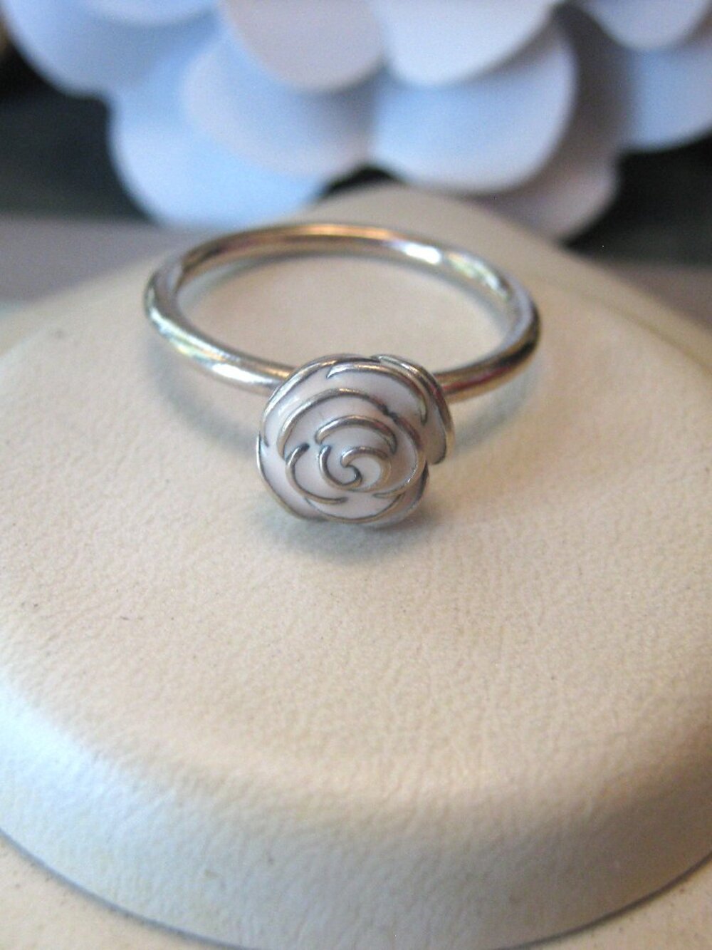 Authentic PANDORA Pink Enamel Rose Garden Ring - Size 8½ (58) - 50$